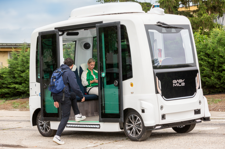 Der EasyMile EZ10, ein autonom fahrender Kleinbus mit Elektroantrieb (© Easy-Mile 2021)